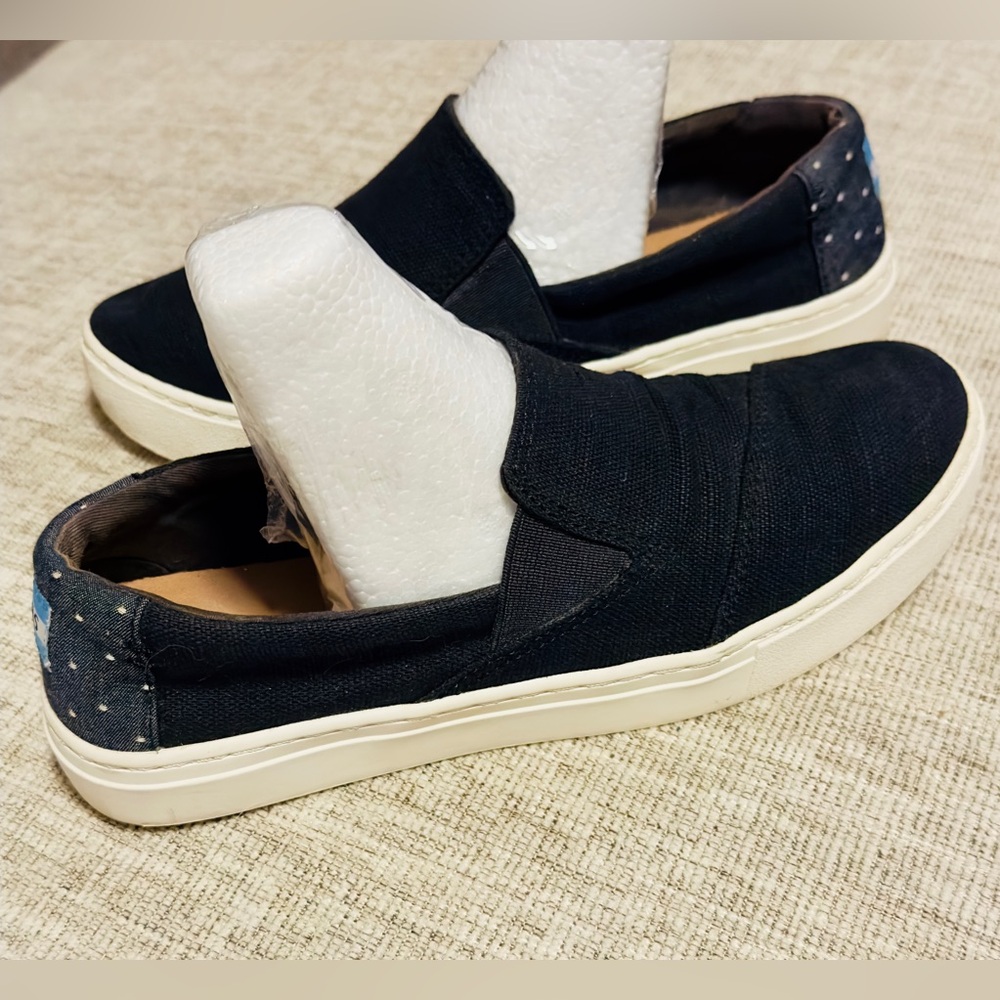 🍀Toms slip on black canvas shoes